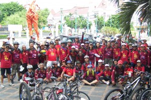 JAGA KEKOMPAKAN: Anggota SSBC di depan Gedung Agung kawasan Malioboro, usai menyelesaikan rute Magelang-Jogja, beberapa waktu lalu. (Dok. PR Sukun)